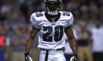 Brian Dawkins is responsible for bringing the Philadelphia Eagles back to the top in 2000. He became part of the team in 1996 but never got any incredible stats. But why has Brian found his way to the list of the greatest Philadelphia Eagles players?